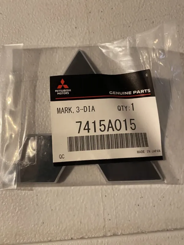 Emblemat na klapę bagaznika (znaczek firmowy) 7415A015 Mitsubishi