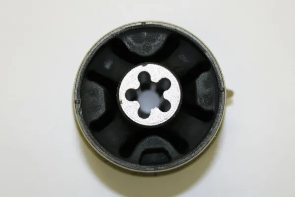 Silentblock tylnej belki 5Q0501541C VAG