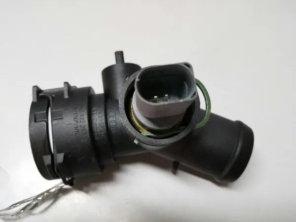 Kołnierz układu chłodzenia (trójnik) 8K0122293AE VAG
