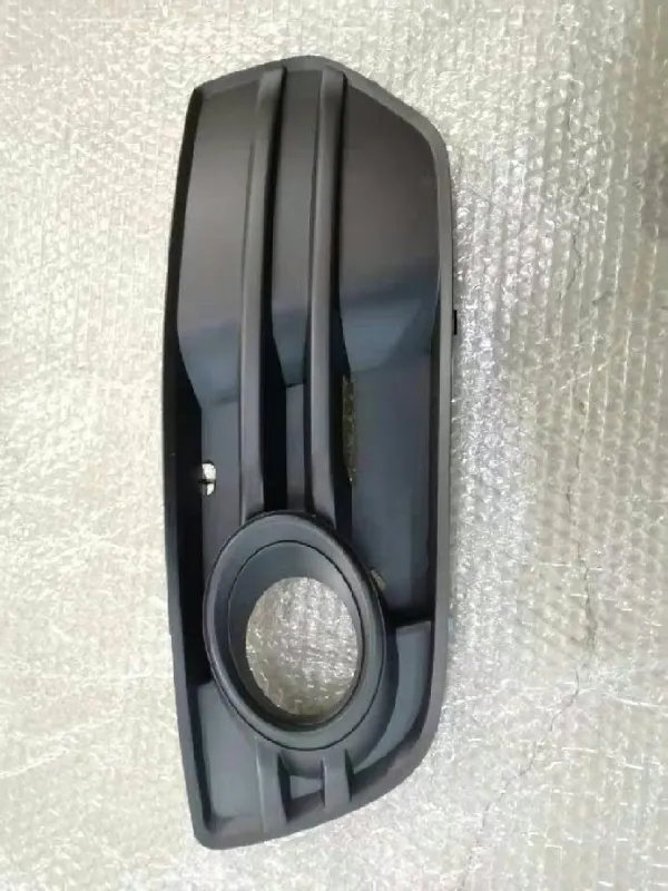 Zaślepka (kratka) lamp przeciwmgielnych zderzaka przedniego prawa 8R0807682A01C VAG
