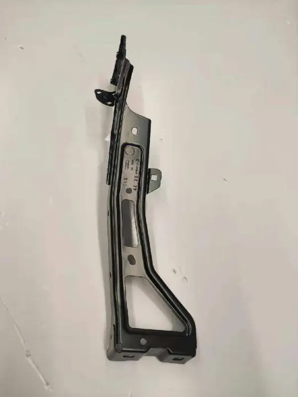 Wspornik do mocowania błotnika przedniego lewy przedni 8W6821131B VAG