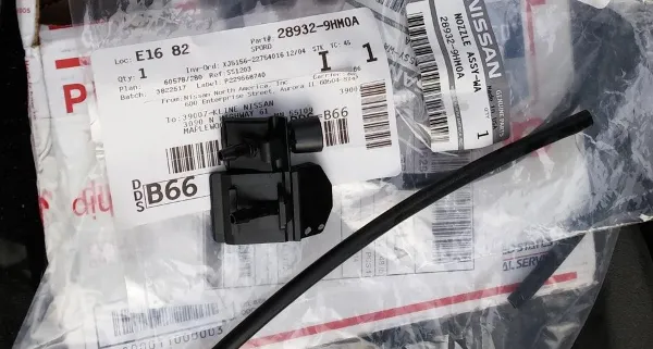 Dysza spryskiwacza szyby przedniej Nissan Altima L33