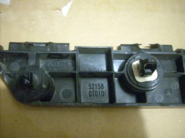 Wspornik zderzaka tylnego lewy zewnętrzny 521580T010 Toyota