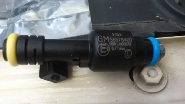 Wtryskiwacz paliwa 55576400 General Motors