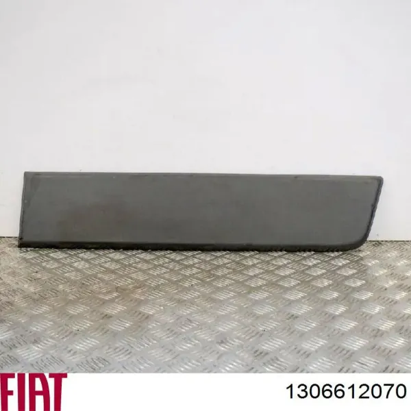Listwa ochronna błotnika tylnego lewego 1306612070 Fiat/Alfa/Lancia
