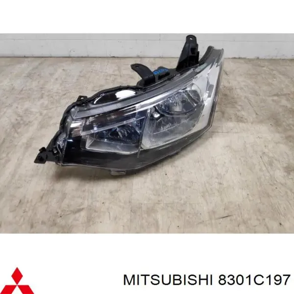 Reflektor lewy 8301C197 Mitsubishi