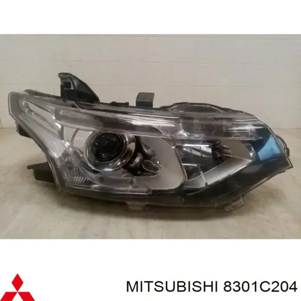 Reflektor prawy 8301C204 Mitsubishi