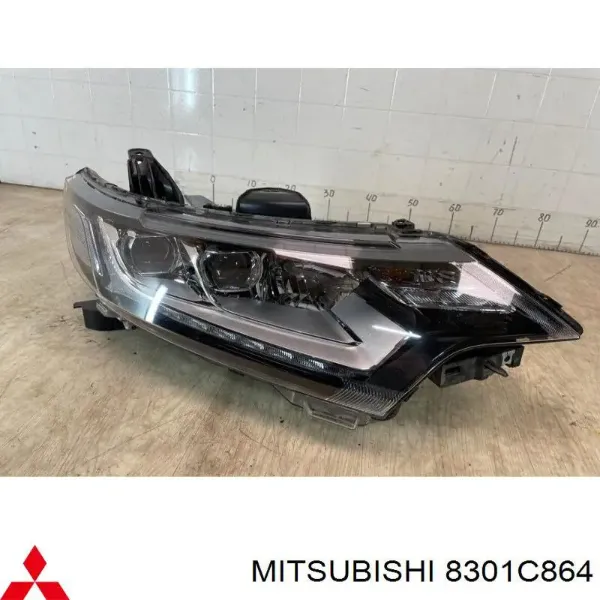 Reflektor prawy 8301C864 Mitsubishi