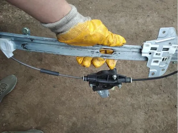 Mechanizm podnoszenia szyby drzwi przednich lewych 824011G000 Hyundai/Kia