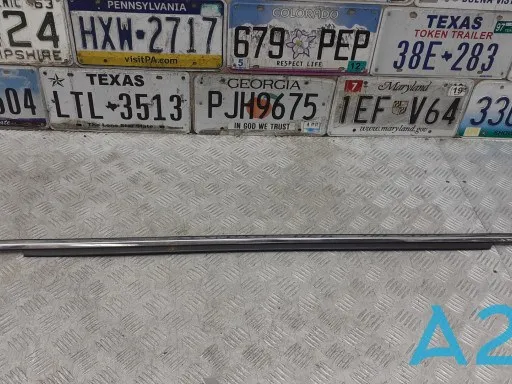 Listwa ochronna szyby opuszczanej drzwi przednich lewych TK4850650 Mazda