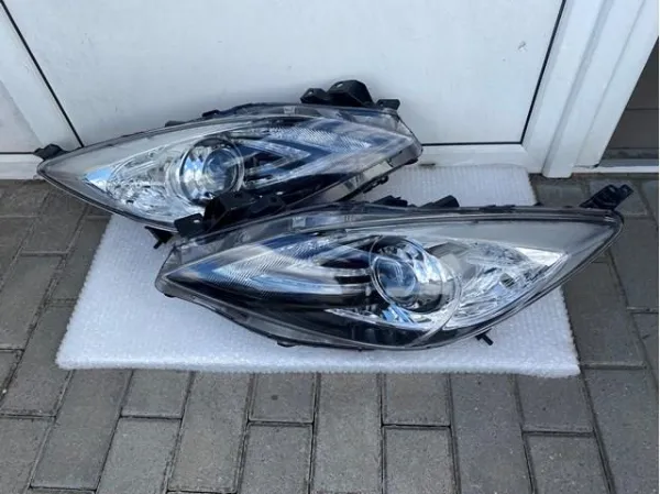 Reflektor prawy BBP351031F Mazda