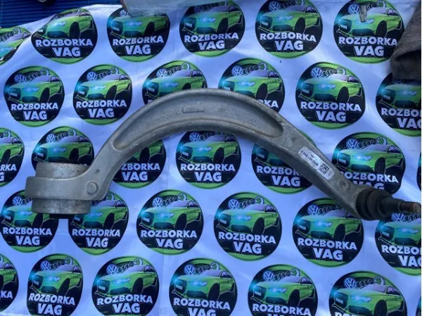 Wahacz zawieszenia przedniego dolny lewy 8W0407695A VAG