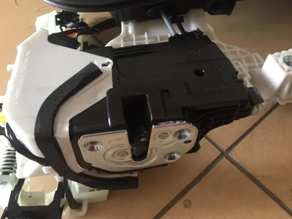 Zamek drzwi przednich lewych Hyundai Santa Fe IV