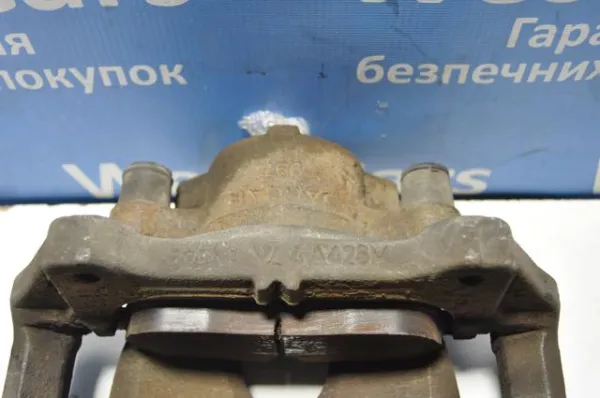 Zacisk hamulcowy przedni prawy LR061369 Land Rover