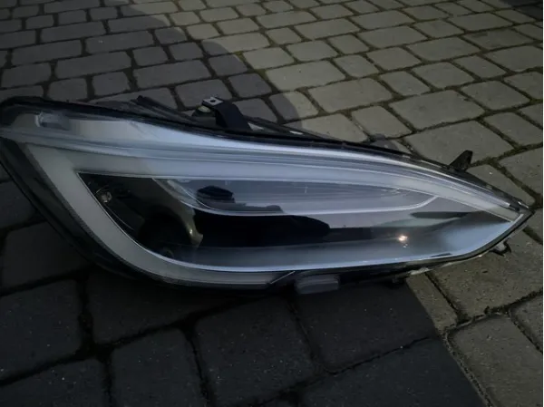 Reflektor prawy Tesla Model S 5YJS