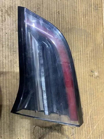 Lampa zespolona tylna prawa wewnętrzna 107740299F Tesla