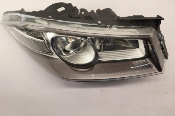 Reflektor prawy 7701067021 Renault (RVI)
