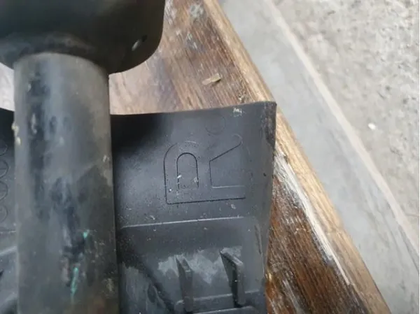 Wahacz poprzeczny zawieszenia tylnego prawy KB7W28500 Mazda