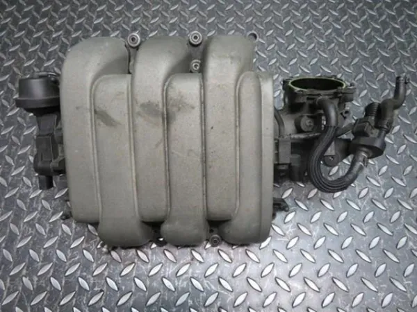 Kolektor ssący 06E133210M VAG