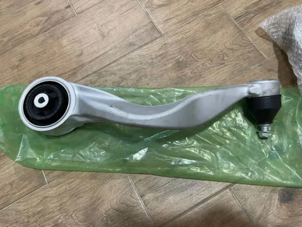 Wahacz zawieszenia przedniego dolny prawy LR152744 Land Rover