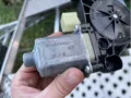 Silniczek podnośnika szyby drzwi przednich prawych Volkswagen Tiguan AD1, AX1, BT1, BT2