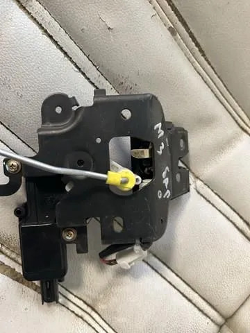 Zamek klapy bagażnika (3/5 drzwi tylnych) Mazda 3 BK12