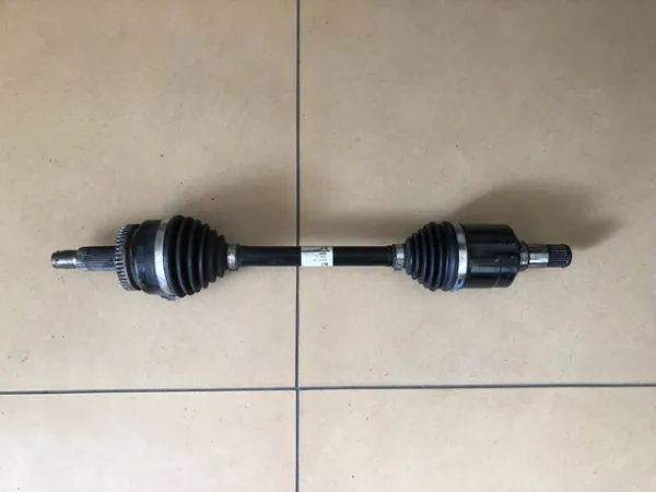 Półoś napędowa przednia lewa 49500S0000 Hyundai/Kia