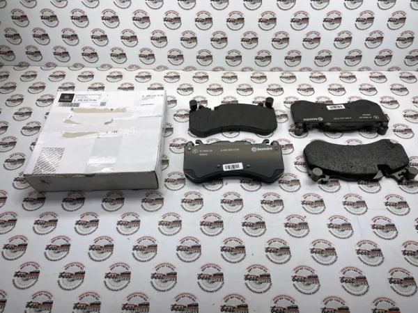 Klocki hamulcowe przednie tarczowe A0004207205 Mercedes