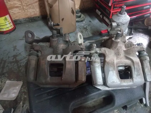 Zacisk hamulcowy tylny prawy KAY02661XA Mazda