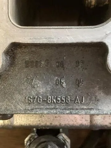 Kołnierz układu chłodzenia (trójnik) 1S7G8K556AJ Ford