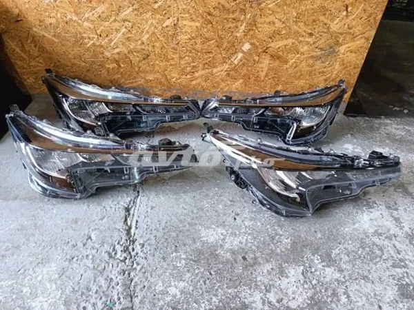 Reflektor prawy 8111002S60 Toyota