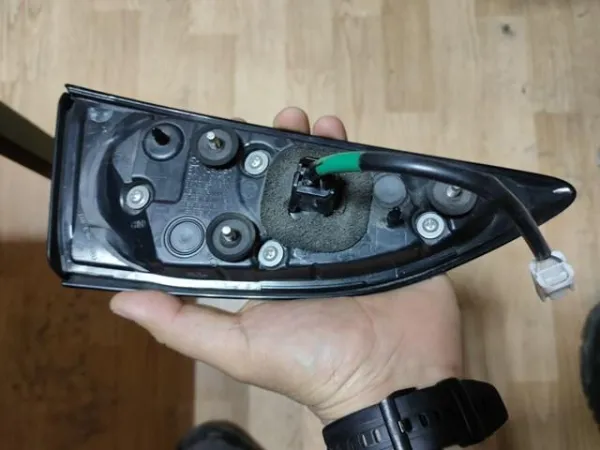 Lampa zespolona tylna prawa wewnętrzna BCKC513F0 Mazda