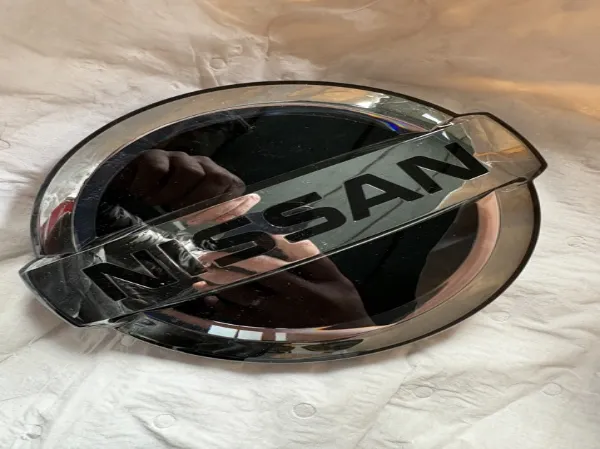 Emblemat na atrapę chłodnicy 628906RA0A Nissan/Infiniti