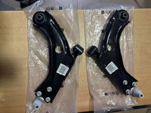 Wahacz zawieszenia przedniego dolny prawy 9846329080 Peugeot/Citroen