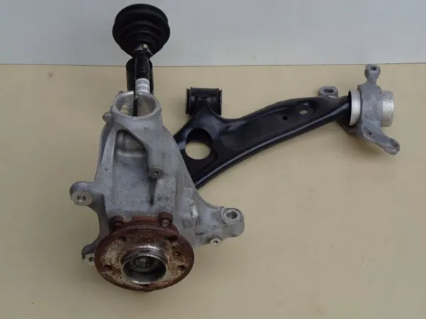 Czop (zwrotnica) przedni lewy 6876645 BMW