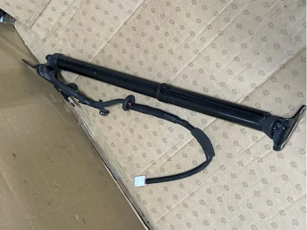 Amortyzator klapy bagażnika (3/5 drzwi-tylnych) 6891049065 Toyota