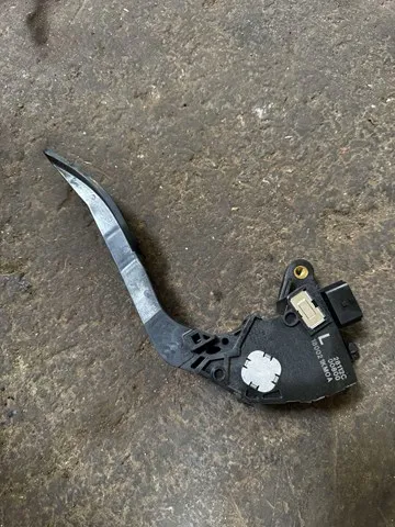 Pedał przyspieszenia (gazu) Nissan LEAF I