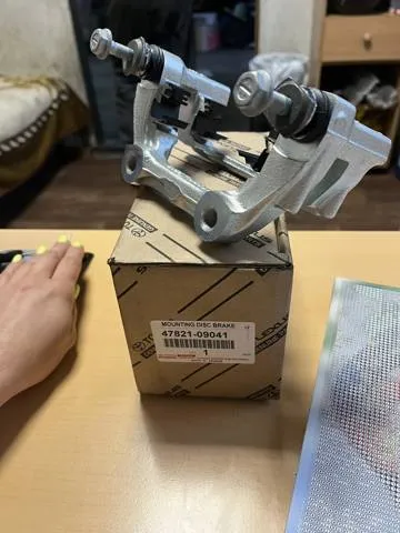 Jarzmo zacisku hamulcowego tylnego Toyota Avensis III