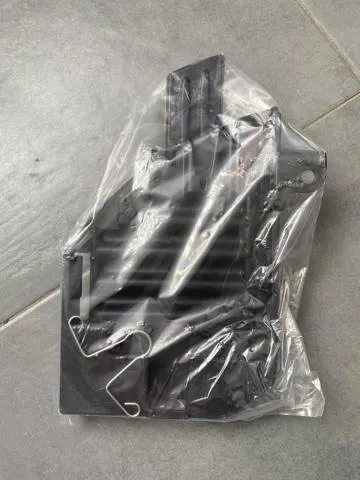 Wsponik (adapter) mocowania reflektora przedniego lewego LR066965 Land Rover