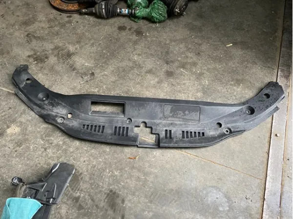 Kierownica powietrza/deflektor chłodnicy górna 5329533140 Toyota