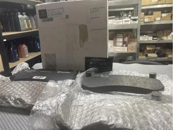 Klocki hamulcowe przednie tarczowe A0004207205 Mercedes