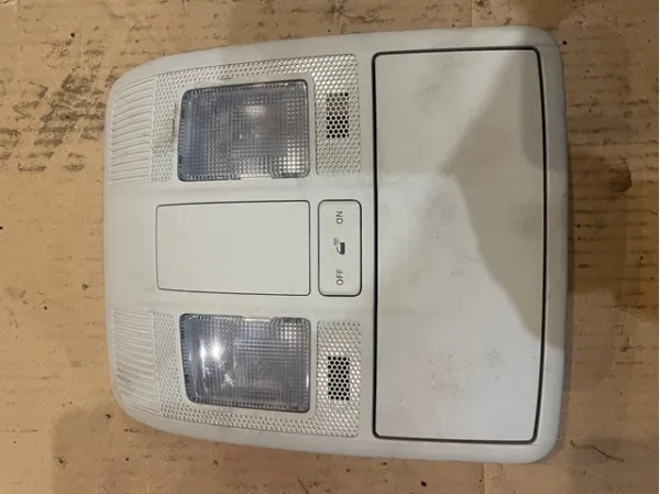 Lampka oświetlenia kabiny KD4569971 Mazda
