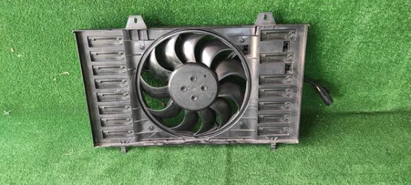 Dyfuzor chłodnicy, w komplecie z silnikiem i wirnikiem 9826929880 Peugeot/Citroen