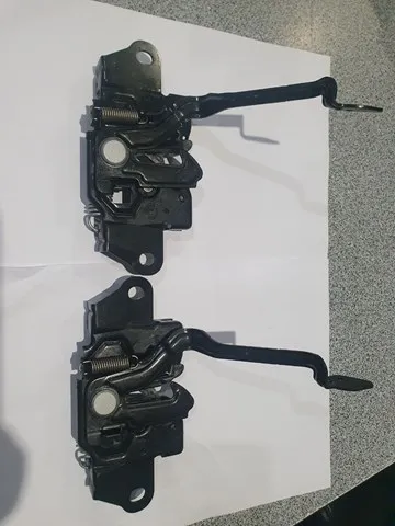 Zamek maski KB7W56620A Mazda