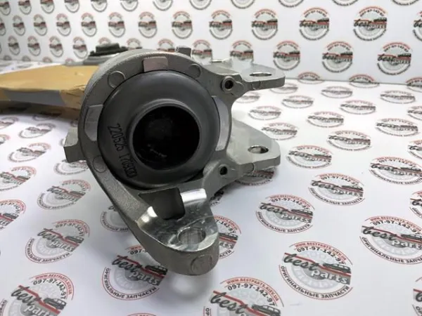 Wahacz zawieszenia przedniego dolny lewy LR166007 Land Rover
