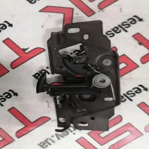 Zamek maski 103301100A Tesla