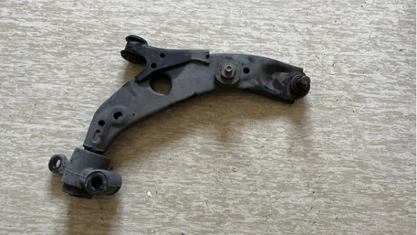Wahacz zawieszenia przedniego dolny prawy TC3M34300 Mazda