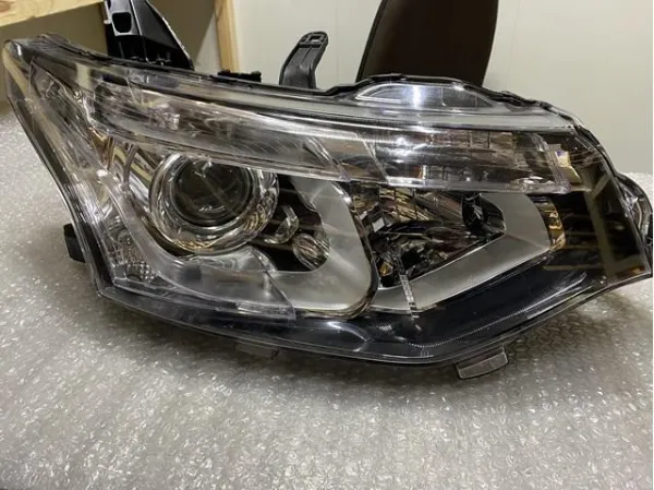 Reflektor prawy 8301C524 Mitsubishi