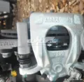 Zacisk hamulcowy przedni prawy Nissan Rogue T32U