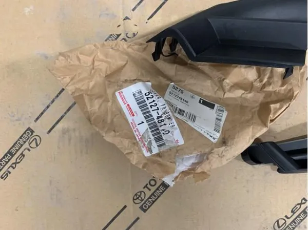 Zaślepka zderzaka haka holowniczego przednia prawa 5212748140 Toyota